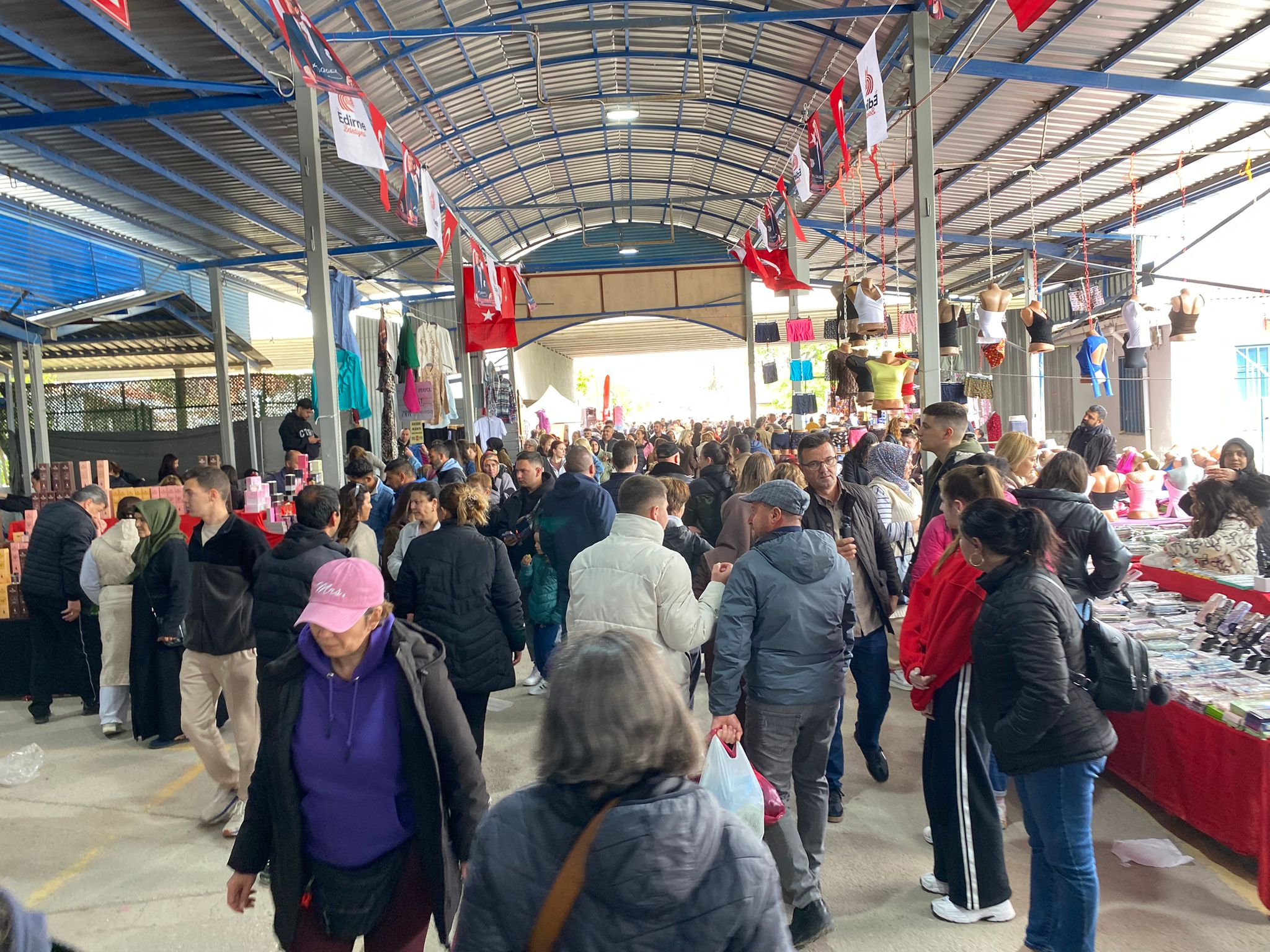 Edirne’nin ticaret hayatında ve turizm potansiyelinde kritik bir rol oynayan, özellikle komşu ülkeler Yunanistan ve Bulgaristan’dan gelen turistlerin vazgeçilmez durağı olan pazar alanı, kapılarını yeniden açtı.